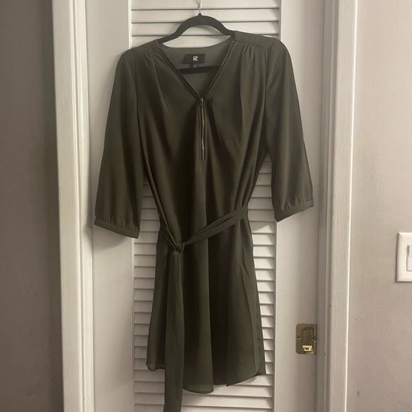 IZ Byer Gorgeous Hunter Green Color Dress Perfect for Fall!EUC Size M. - Picture 1 of 9